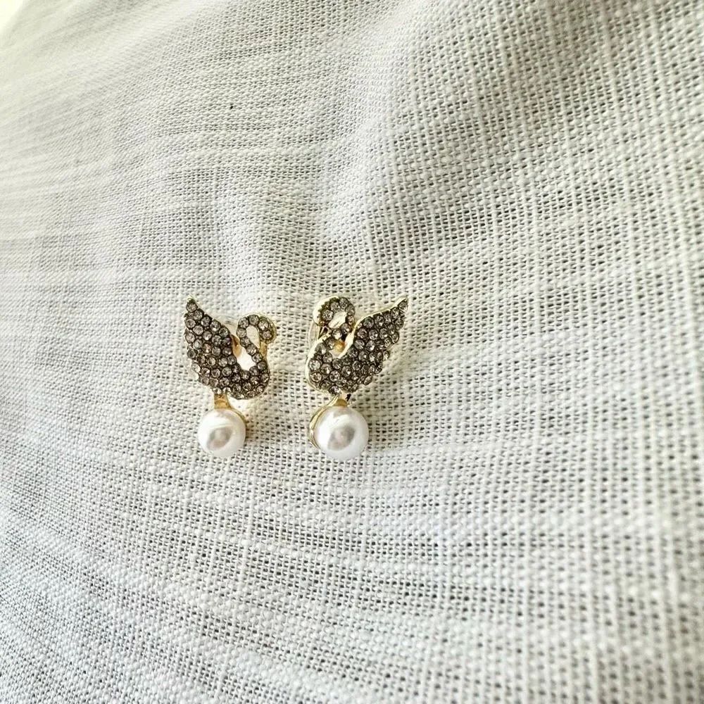 Stunning swan with delicate pearl drop earrings
